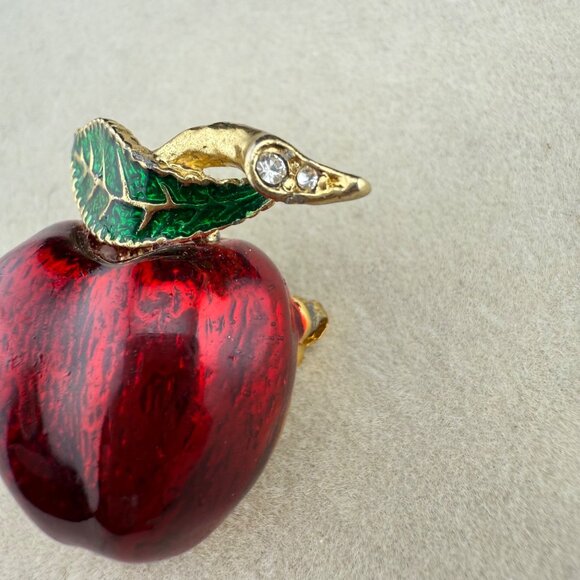 Vintage Apple Brooch Pin Gold Tone With Green Leaf & Rhinestones Red Enamel Jewe - Picture 2 of 5